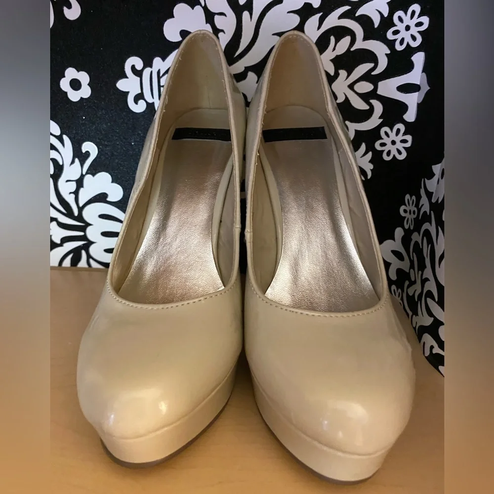 New “Farenheit” cream stiletto pumps size 6 NWT! - Picture 1 of 2